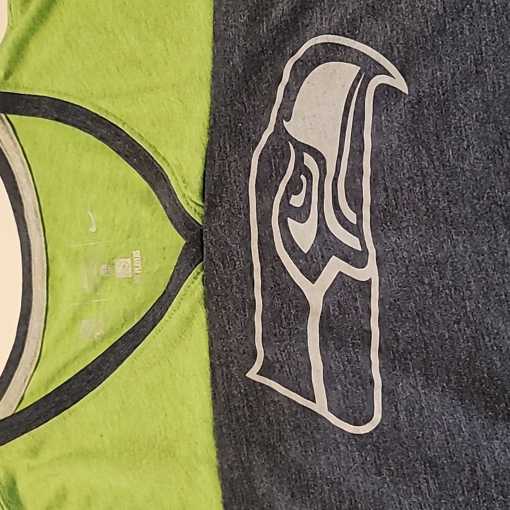 SEAHAWKS 12 Ladies Size XL  NIKE Grey/Green V-Neck Tee